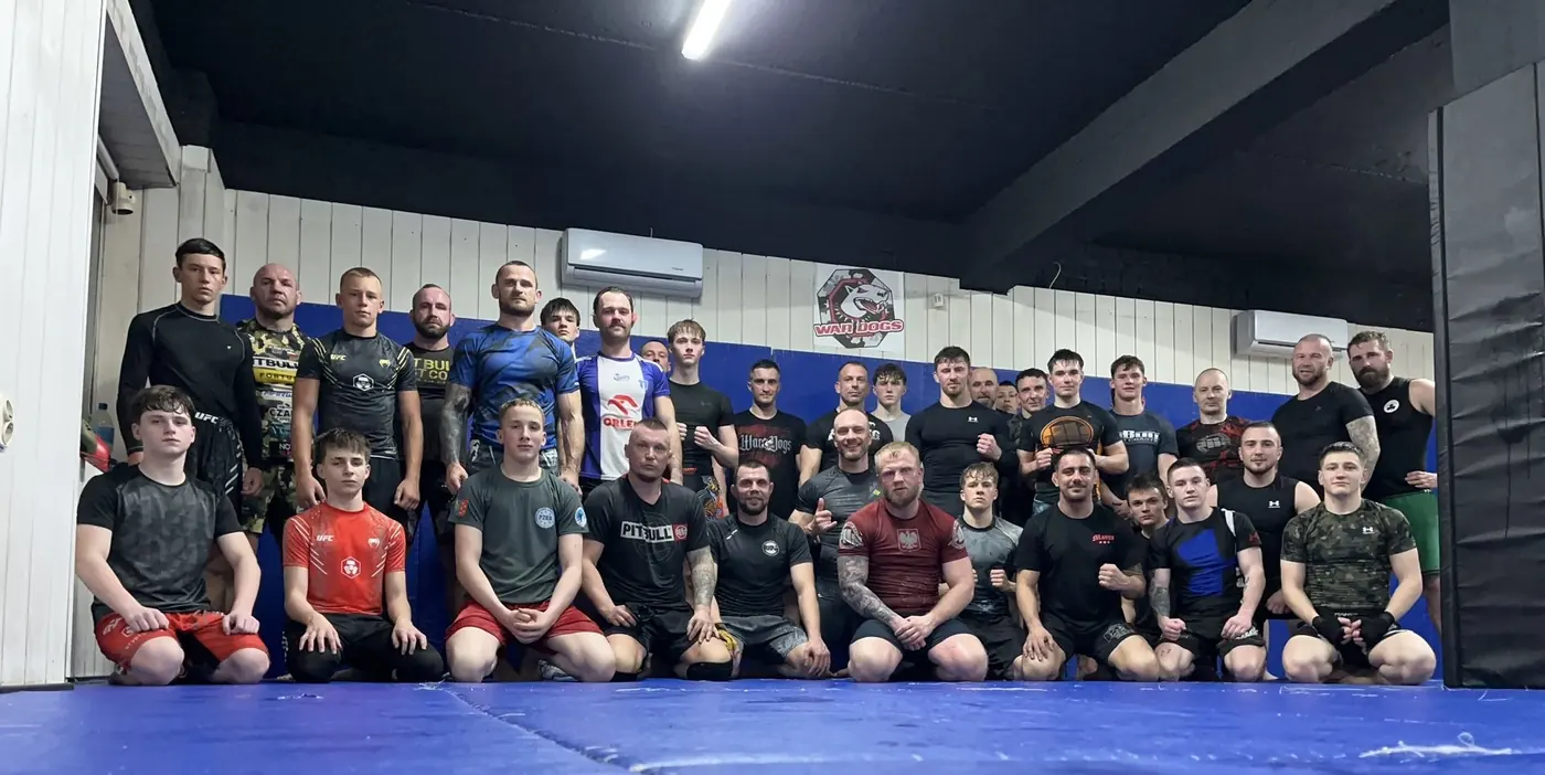 Grupa WarDogs po treningu na macie