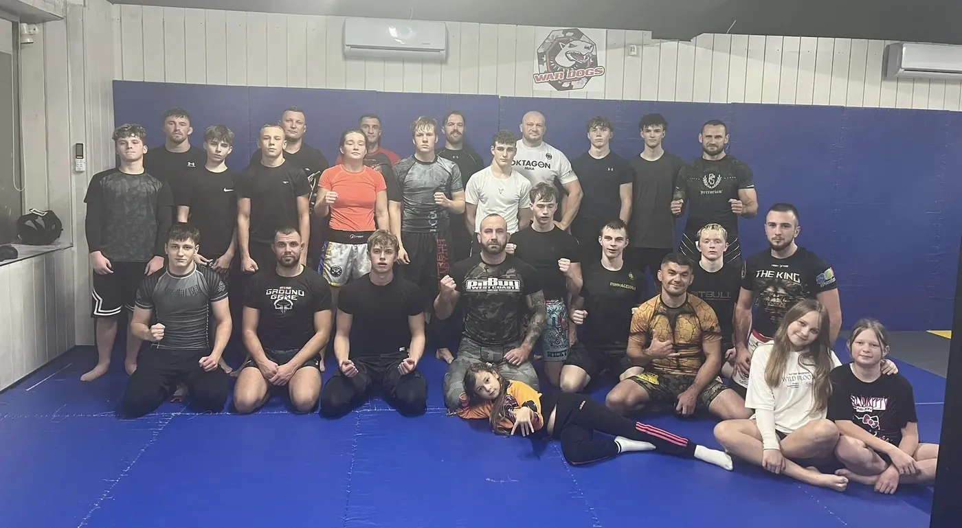 Grupa treningowa WarDogs na macie