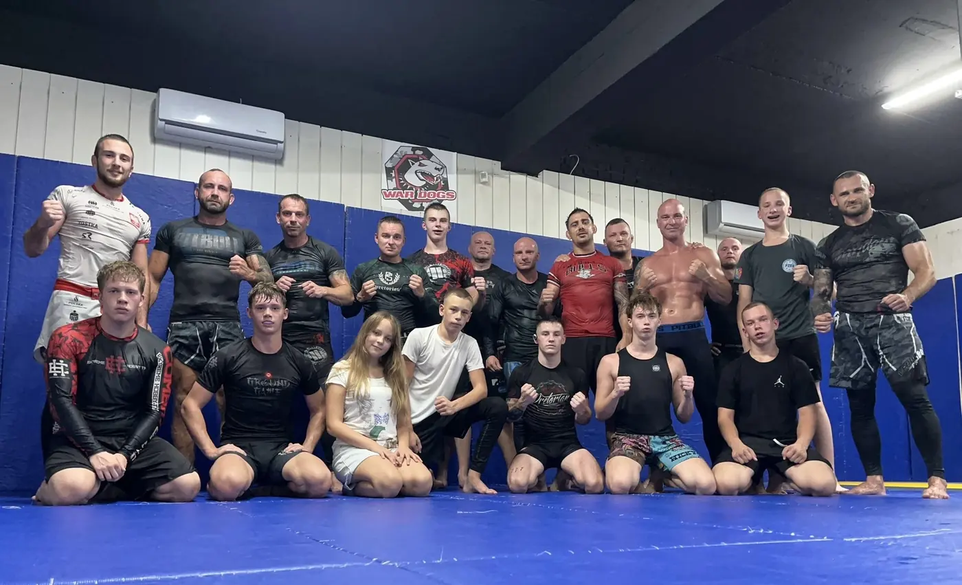 Zawodnicy WarDogs po treningu MMA